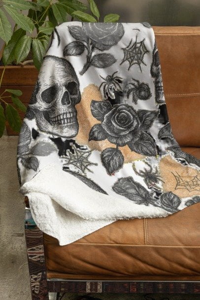 Vintage Gothic Halloween Blanket – Skulls, Spiders, Bats & Roses Pattern